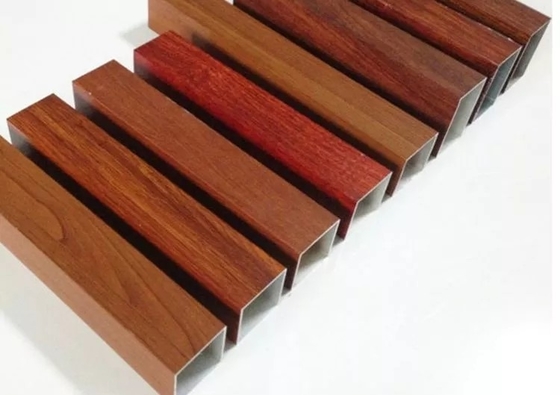 Machine de revêtement en poudre de finition en bois personnalisée pour une tolérance de ± 1% sur les profilés en aluminium