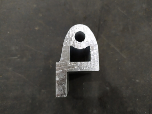 6063 Alliage d'aluminium Parties de profilés d'extrusion originaux personnalisés avec usinage CNC