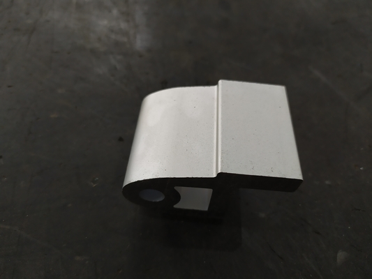 6063 Alliage d'aluminium Parties de profilés d'extrusion originaux personnalisés avec usinage CNC
