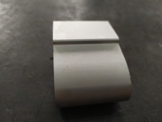 6063 Alliage d'aluminium Parties de profilés d'extrusion originaux personnalisés avec usinage CNC