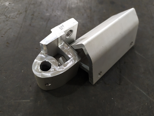 6063 Alliage d'aluminium Parties de profilés d'extrusion originaux personnalisés avec usinage CNC