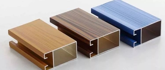 Le profil de revêtement en poudre de grains de bois simil en bois d'aluminium répond aux normes internationales