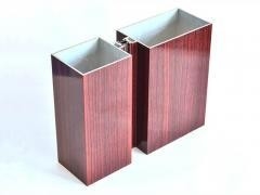 Le profil de revêtement en poudre de grains de bois simil en bois d'aluminium répond aux normes internationales