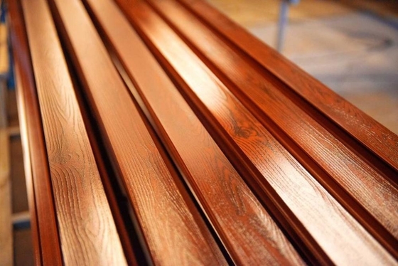 Le profil de revêtement en poudre de grains de bois simil en bois d'aluminium répond aux normes internationales