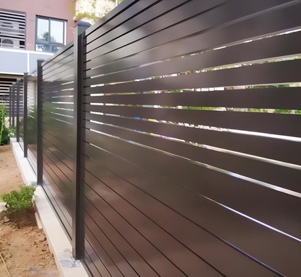 Clôture de protection de la vie privée pour jardin extérieur avec panneaux et conception horizontaux en ardoise en aluminium de qualité 6063