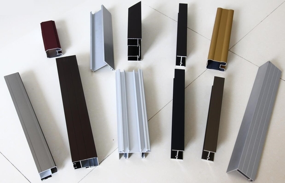 0.30 mm épaisseur service de traitement de décoiling profilé en aluminium avec surface anodisée
