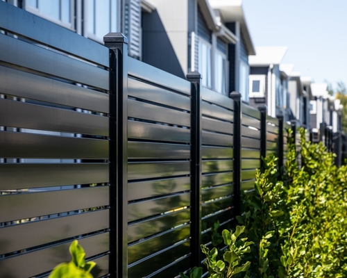 Alloy Modern Garden Black Vertical Tube Fence avec service de coupe et revêtement en poudre