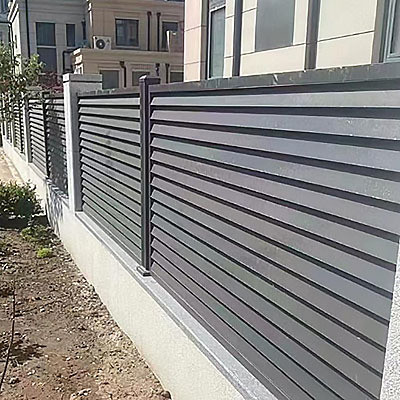Clôture de protection de la vie privée en aluminium décoratif moderne avec dalles horizontales et panneaux texturés en bois
