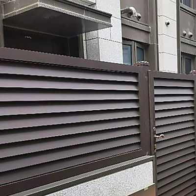 5.8-6.0M Longueur Porte de clôture en aluminium personnalisée avec panneau décoratif et service de perforation