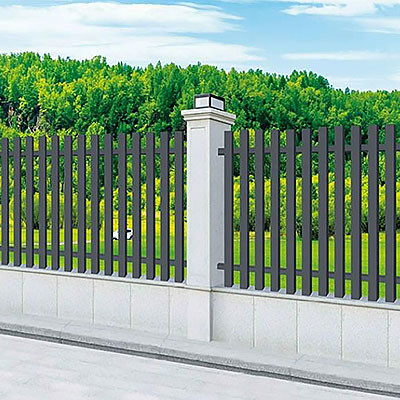 Système de clôture en aluminium Panneau décoratif de porte en noir avec service de coupe disponible