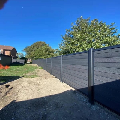 Garde extérieure de la vie privée en aluminium et panneau WPC clôture de porte de mur avec 0,30 mm d'épaisseur