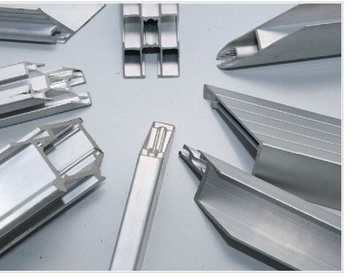 Extrusion industrielle du profilé d'aluminium fraisage couleurs personnalisées 6063-T5 cadre en aluminium