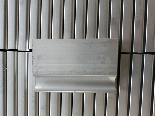 Extrusion industrielle du profilé d'aluminium fraisage couleurs personnalisées 6063-T5 cadre en aluminium