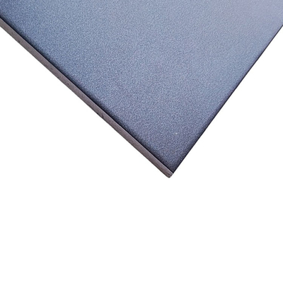 Couleurs personnalisées Panneau de toiture en aluminium à base de nid d'abeille Design personnalisé pour les produits