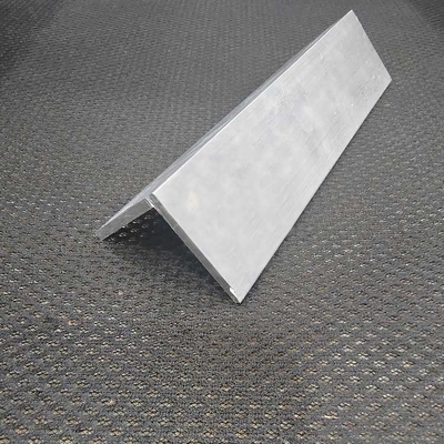 6063 Alliage d'aluminium à fente V Profil d'angle en aluminium pour une structure durable et solide