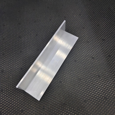 6063 Alliage d'aluminium à fente V Profil d'angle en aluminium pour une structure durable et solide