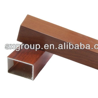 Tube carré en aluminium de couleur bois avec service de soudage 1,5x0,75 mm épaisseur personnalisée