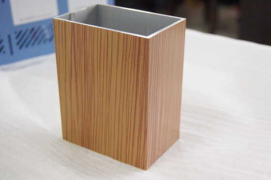 Tube carré en aluminium de couleur bois avec service de soudage 1,5x0,75 mm épaisseur personnalisée