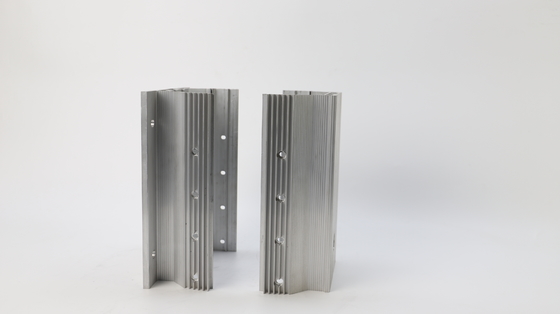 Profiles d'extrusion en aluminium anodisé en argent pour boîtiers de moteur de taille personnalisée