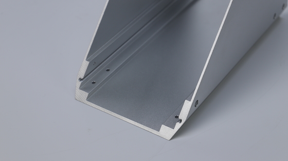 Profils d'extrusion en aluminium anodisé en argent de la série 6000 avec taille personnalisée