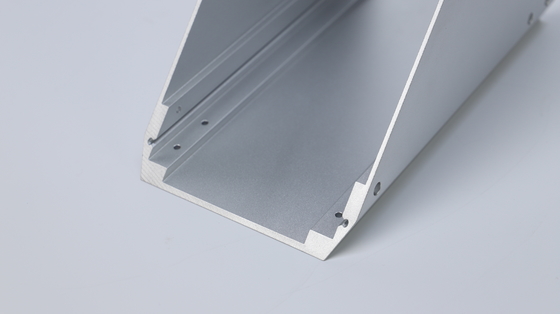Profils d'extrusion en aluminium anodisé en argent de la série 6000 avec taille personnalisée