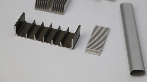Profiles d'extrusion en aluminium anodisé en argent pour feuille de radiateur en aluminium de taille personnalisée