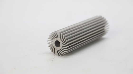Profiles d'extrusion en aluminium anodisé en argent pour feuille de radiateur en aluminium de taille personnalisée