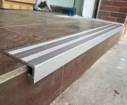 Sensor d'éclairage d'escalier lumière LED avec profilés d'extrusion en aluminium et est un matériau en alliage
