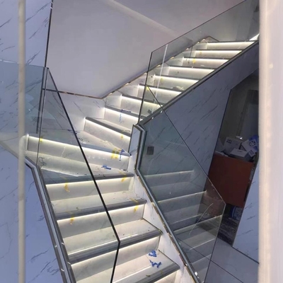 Sensor d'éclairage d'escalier lumière LED avec profilés d'extrusion en aluminium et est un matériau en alliage