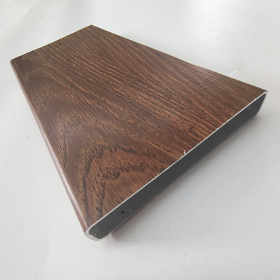 5.8-6.0M Longueur Profiles d'extrusion en aluminium en grain de bois 3D pour fenêtres portes et plancher de pergola