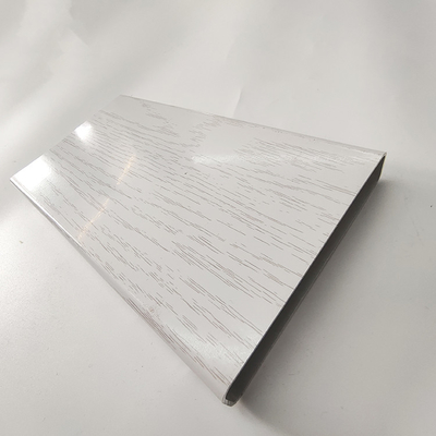 5.8-6.0M Longueur Profiles d'extrusion en aluminium en grain de bois 3D pour fenêtres portes et plancher de pergola