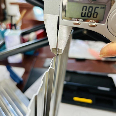 Profil d'extrusion en aluminium d'angle pour une porte coulissante à rupture thermique mince