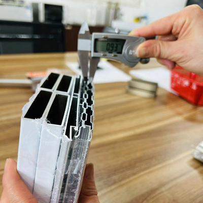 Profil d'extrusion en aluminium d'angle pour une porte coulissante à rupture thermique mince