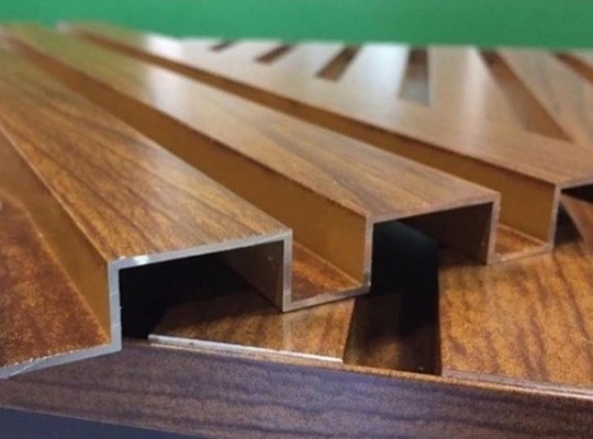 Des ardoises en aluminium avec peinture à effet bois. Une combinaison parfaite de force et de style.