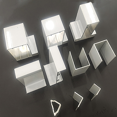 6063 T5 Profil d'extrusion d'aluminium pour les profils de fenêtre carrés et couleurs personnalisées