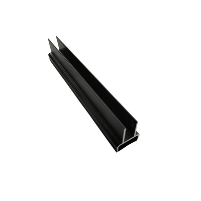 Coupe de précision de sections de profilés en aluminium pour la conception de fenêtres et de portes modernes