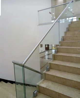 Profil en aluminium U-canal extrudé pour balustrade de balcon sans cadre en verre par Shengxin