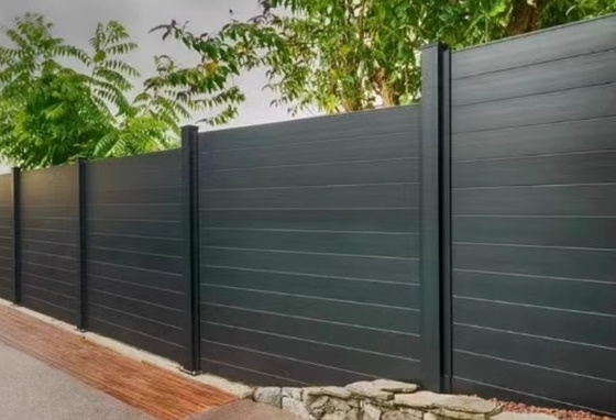 Panneaux de clôture en aluminium de couleur personnalisée avec poste de clôture en métal et profil en aluminium