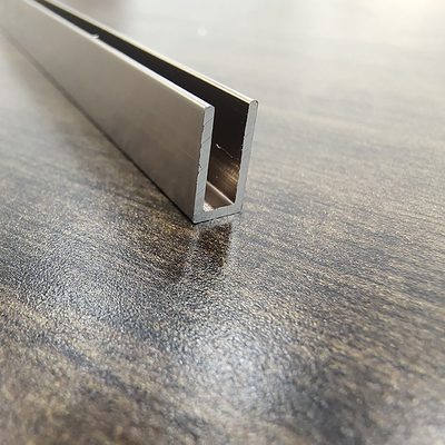 Plancher monté personnalisable en aluminium U-canal de la garde-corps en verre pour la conception sans cadre