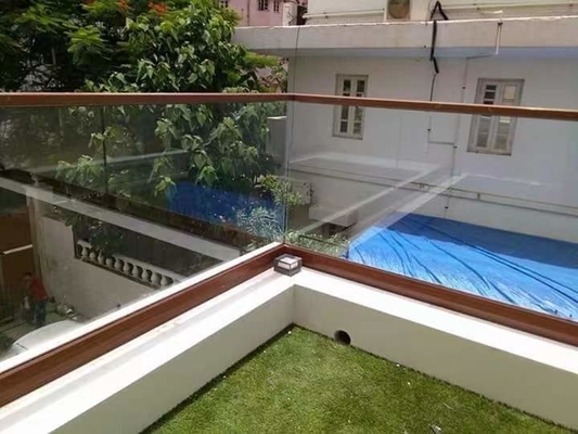 Plancher monté personnalisable en aluminium U-canal de la garde-corps en verre pour la conception sans cadre
