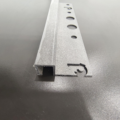 Nose d'escalier en aluminium pour décoration de sol 5,8-6,0M Longueur Forage de précision de processus profond