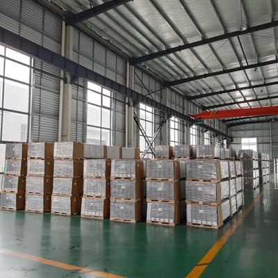 Cadres de panneaux solaires légers Profiles de section en aluminium pour système solaire personnalisé