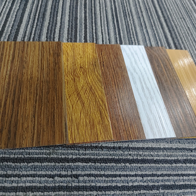 Portes et fenêtres personnalisées cadre profilé en aluminium pour clôture en grain de bois répondre à la norme GB