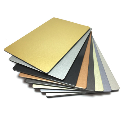 Couleurs personnalisées Matériau de porte en alliage d'aluminium ACP Panneaux muraux pour une application extérieure