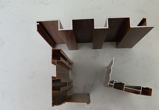 Cadre d'aluminium sur mesure pour fenêtres Profil d'aluminium de grain de bois produisant des cadres supérieurs