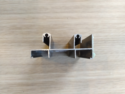 Profil d'aluminium de tolérance de 0,60 mm personnalisé pour les fenêtres et les portes de Bolivie et du Chili