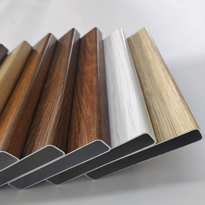 Profilés en aluminium à extrusion à partition imprimée en grains de bois 3D sur mesure avec service de découpe