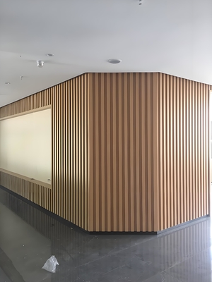 Demande du client Profiles décoratifs muraux en aluminium à fond avec grains de bois