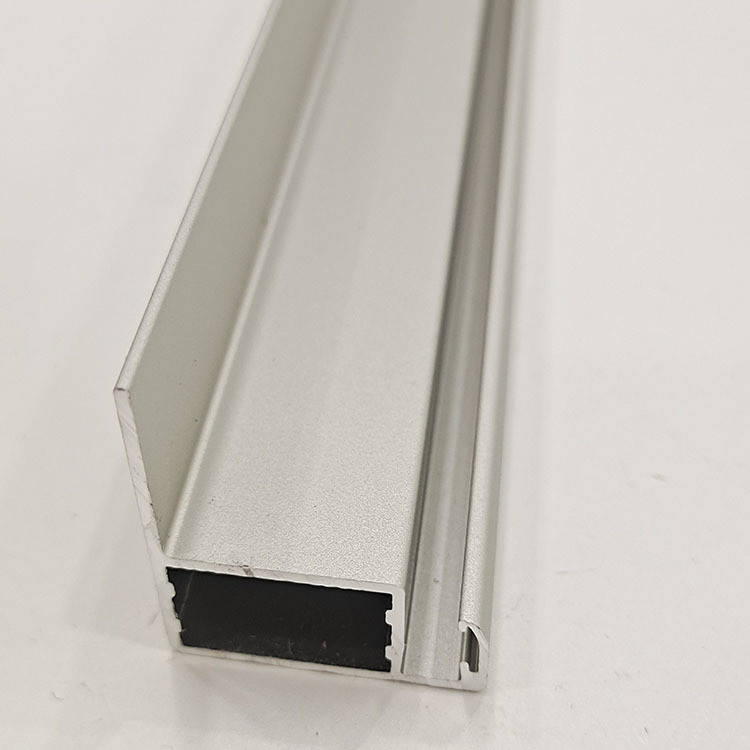 Cadre en aluminium pour le module de panneau solaire répond à la norme GB et au service de traitement de perforation