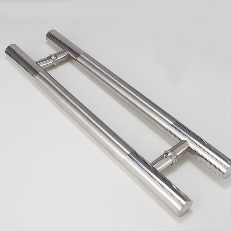 Des poignées de porte de douche en verre trapézoïdal de design moderne